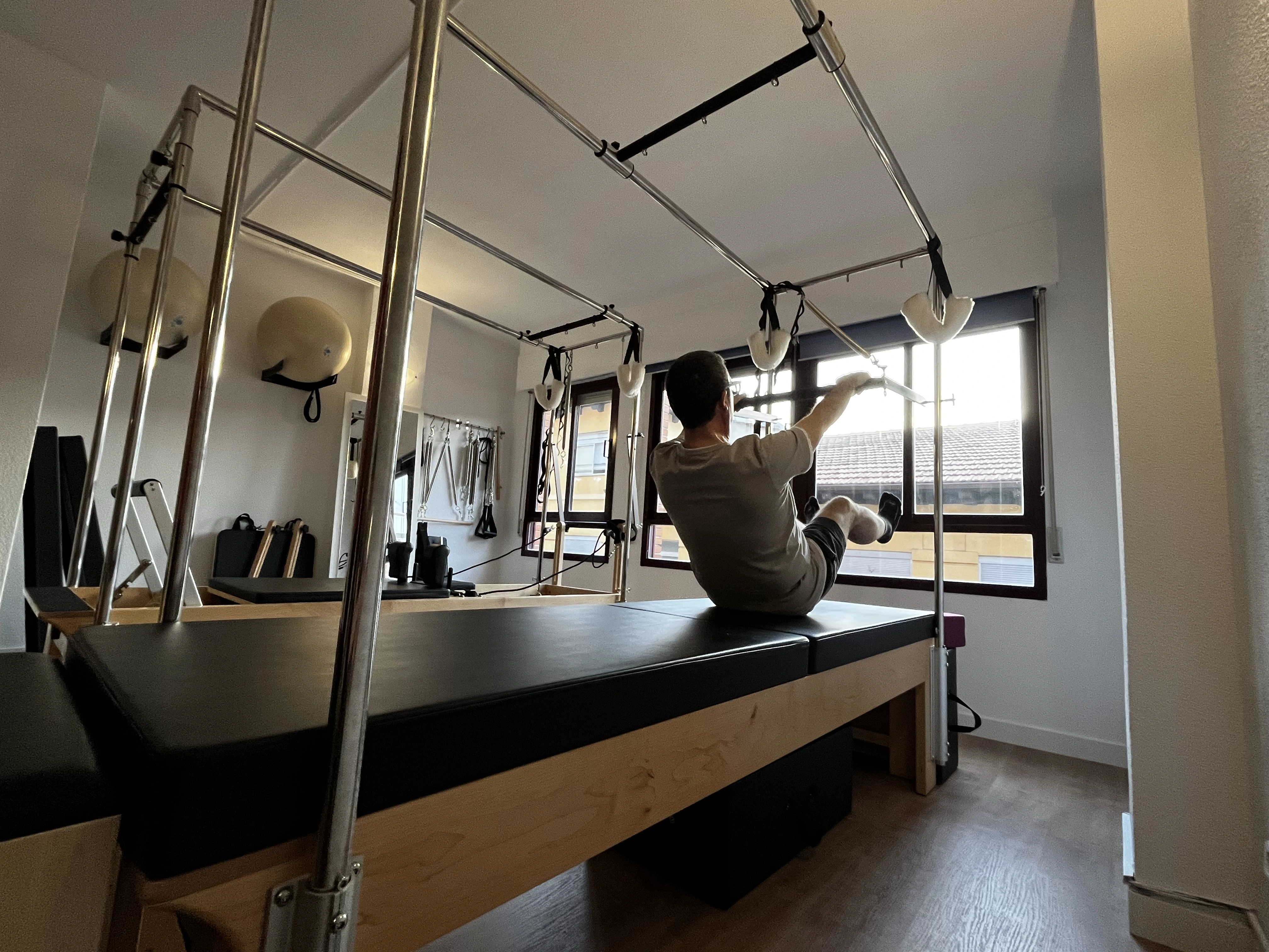 Máquina de pilates en acción